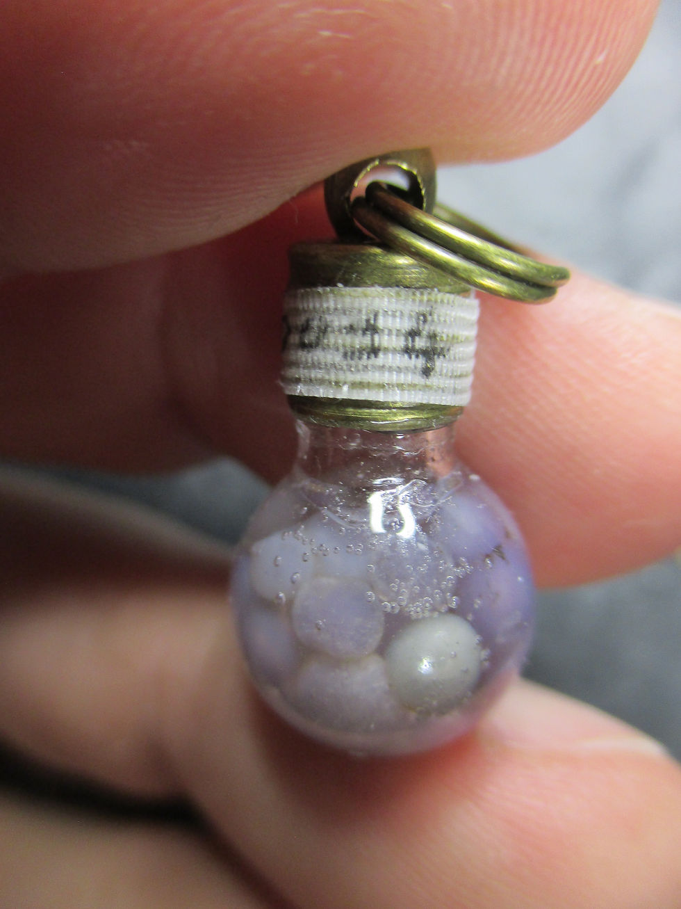 Thumbnail: Pendentif ampoule, Agate "grappe de raisin"