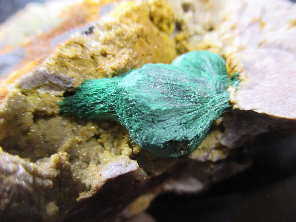 Miniature : Malachite fibreuse sur matrice, Kerrouchen, Maroc