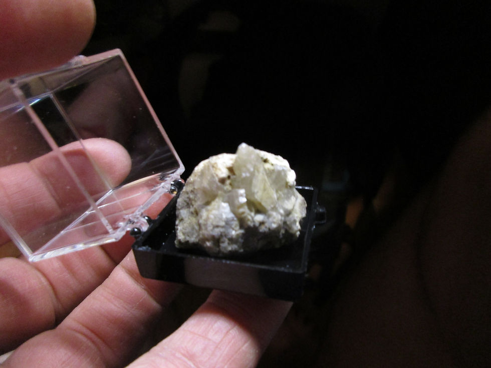 Miniature : Calcite, Strontianite / Cap Diamant, Québec