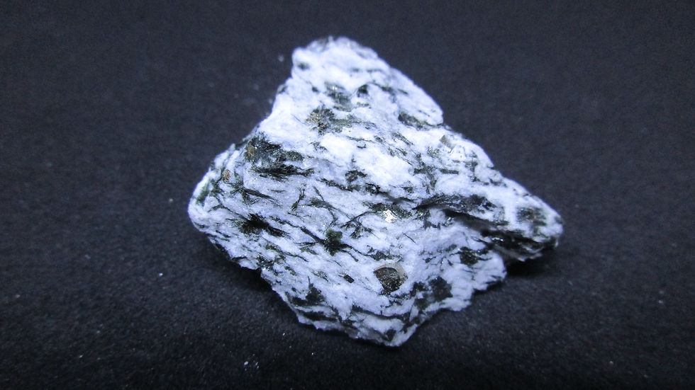 Miniature : Stilpnomelane, Pyrite, Albite, Carrière du rang 15, St-Pierre-de-Broughton