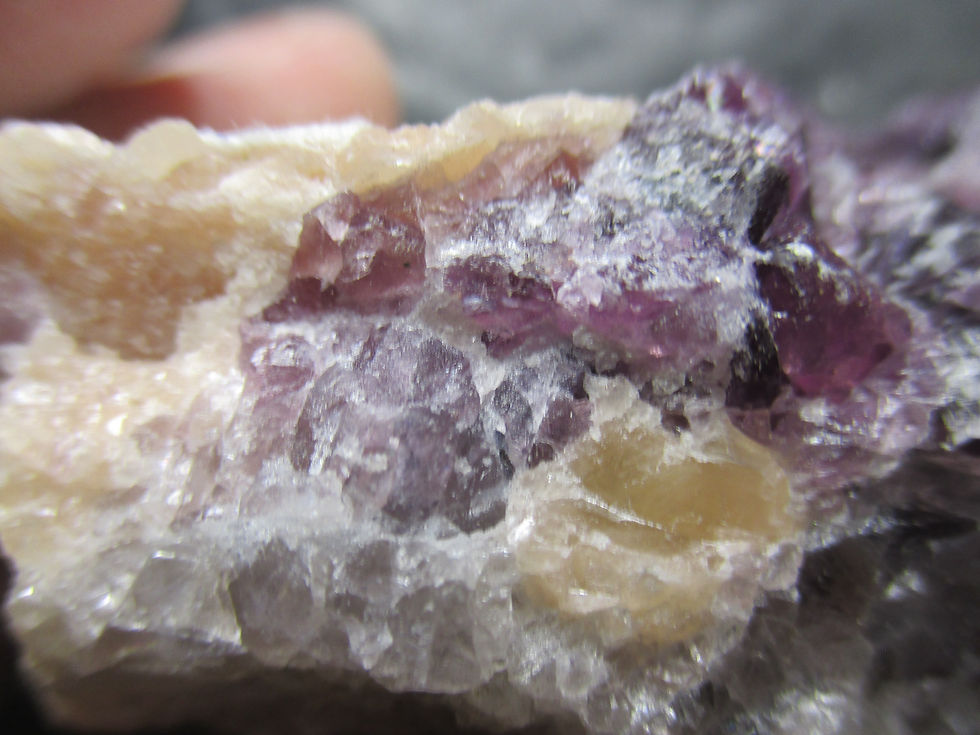 Miniature : Fluorite sur Calcite orange, Mine Yates, Outaouais, Québec