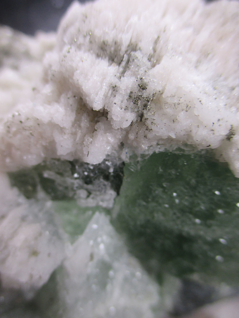 Miniature : Calcite et Pyrite sur Quartz sur Fluorite (fluorescente bleue), El Hammam, Maroc