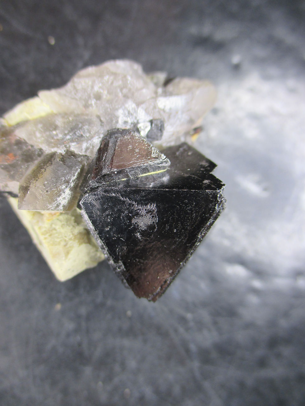 Miniature : Magnetite sur Microcline, Imilchil, Maroc