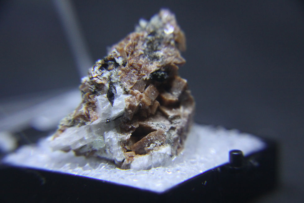 Rhodochrosite, Aégyrine et ?, Mont-St-Hilaire (MSH)