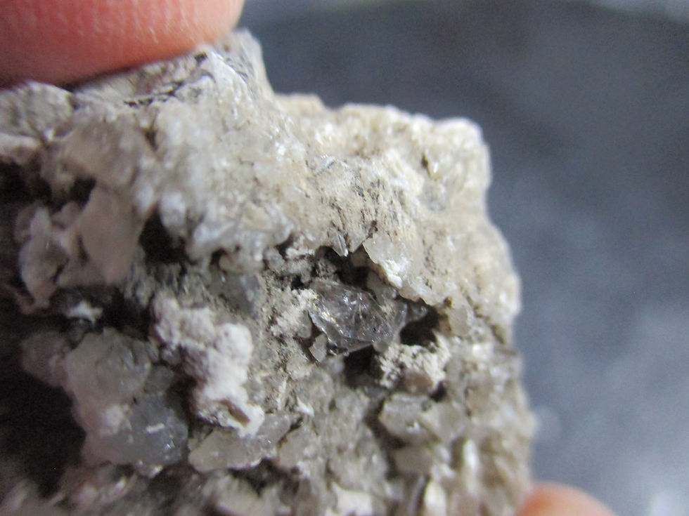 Miniature : Quartz "diamant" (biterminé) sur matrice, strontianite et Calcite, Cap-diamant
