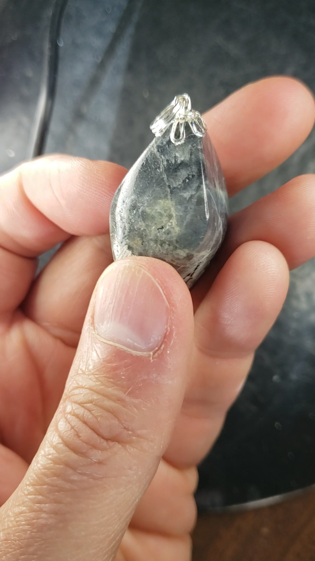 Pendentif Labradorite vernie, Côte-Nord, Québec.