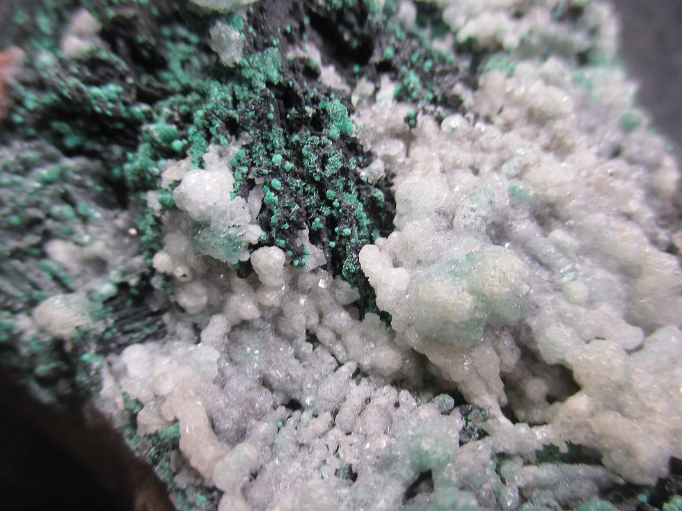Miniature : Calcite et Chrysocolle sur Goethite et Baryte, Sidi Ayade, Maroc