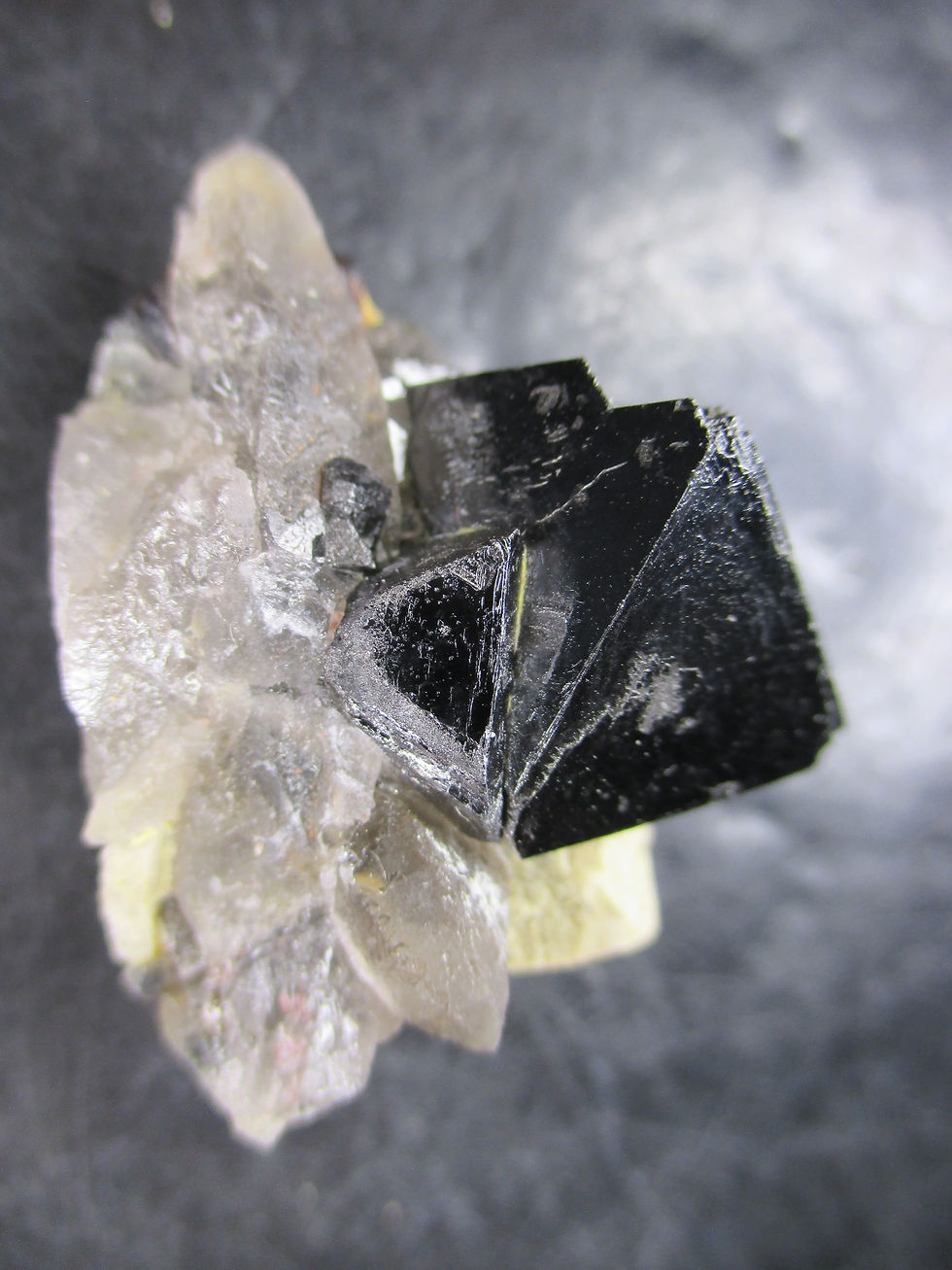 Miniature : Magnetite sur Microcline, Imilchil, Maroc