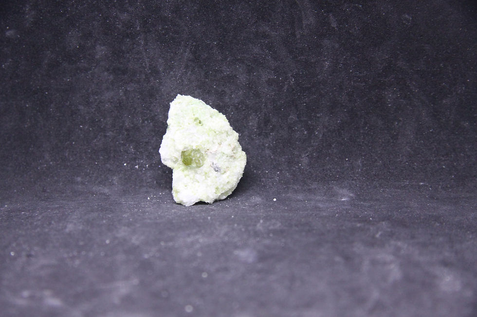 Miniature : Vesuvianite et Aragonite / mine Jeffrey / Asbestos