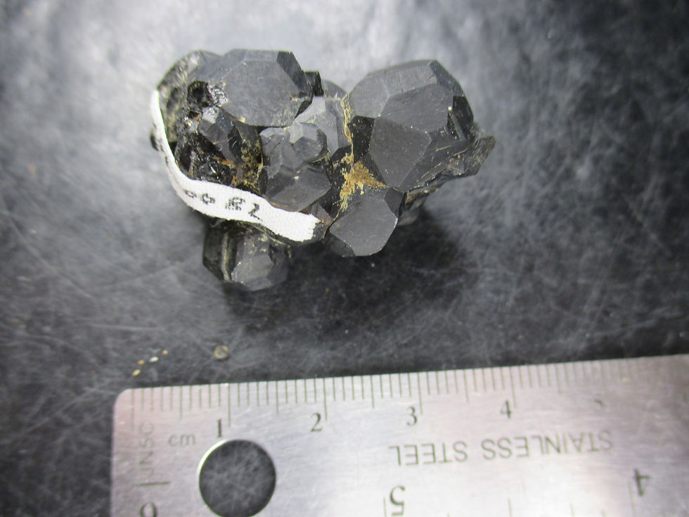 Miniature : Melanite (Grenat noir de type Andradite), Imilchil, Maroc