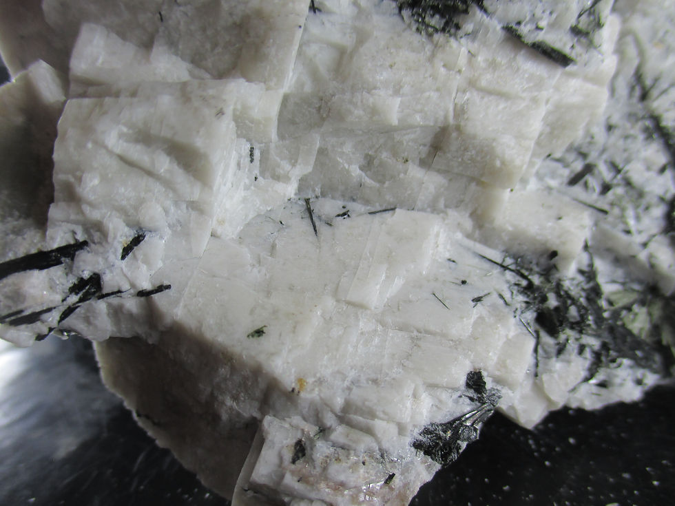 Miniature : Aegirine sur Microcline et autres, Mont-St-Hilaire