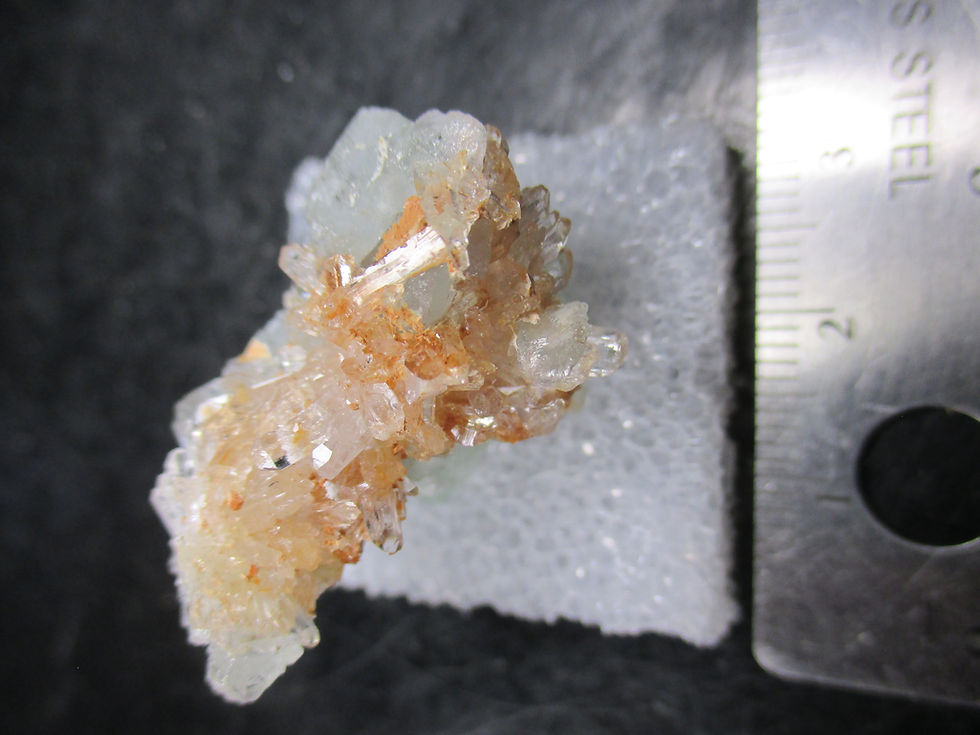 Miniature : Fluorite (Fluorescente) et Creedite, Mexique