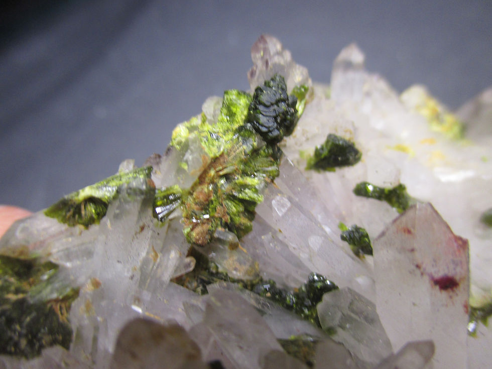 Miniature : Epidote sur Quartz, Imilchil, Maroc.
