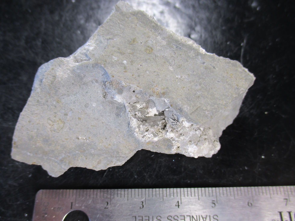 Miniature : Strontianite et Hydrodresserite, Carrière Francon, Montréal