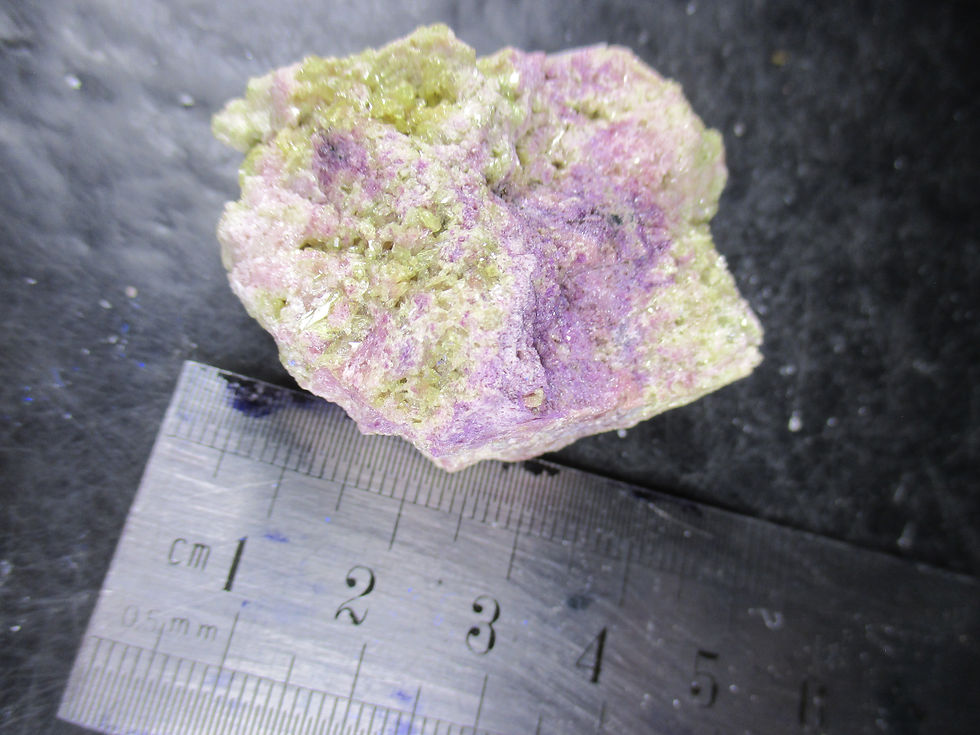 Miniature : Vesuvianite et Mangano-Vesuvianite, Mine Jeffrey, Asbestos, Québec