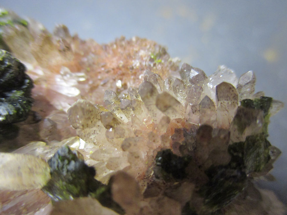 Miniature : Epidote sur Quartz, Imilchil, Maroc.