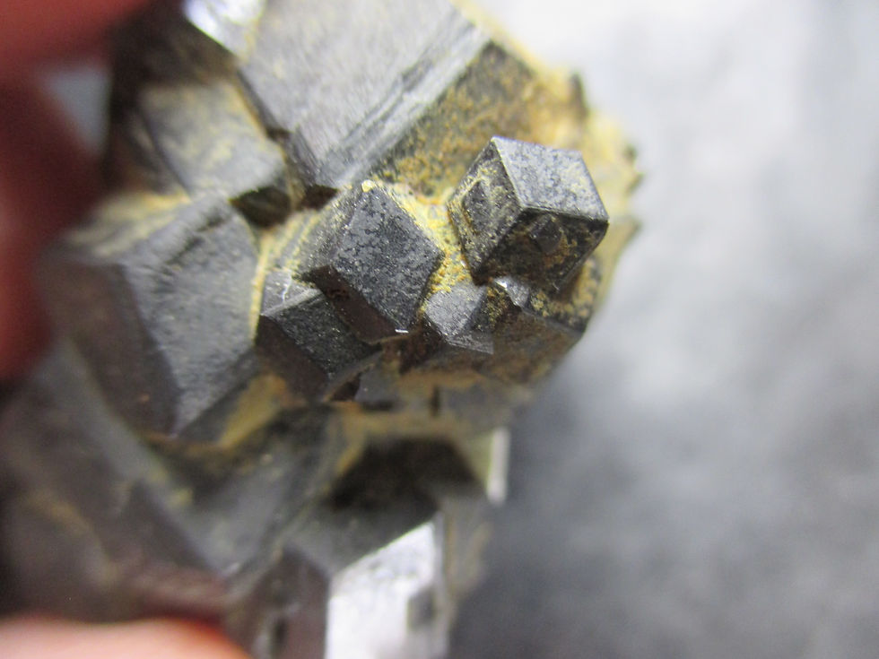 Miniature : Melanite (Grenat noir de type Andradite), Imilchil, Maroc
