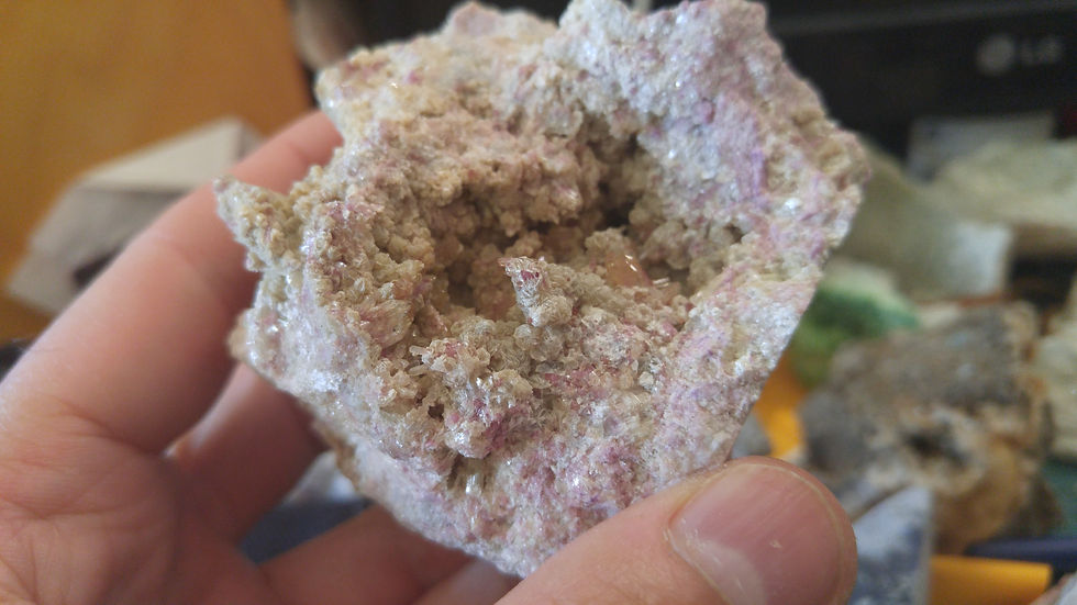 Miniature : Vesivianite, Mangano-Vesuvianite et Clinochlore, Mine Jeffrey, Asbestos