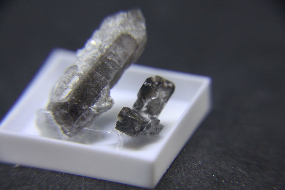 Miniature : Quartz fumé et Analcime, Mont-St-Hilaire (MSH)