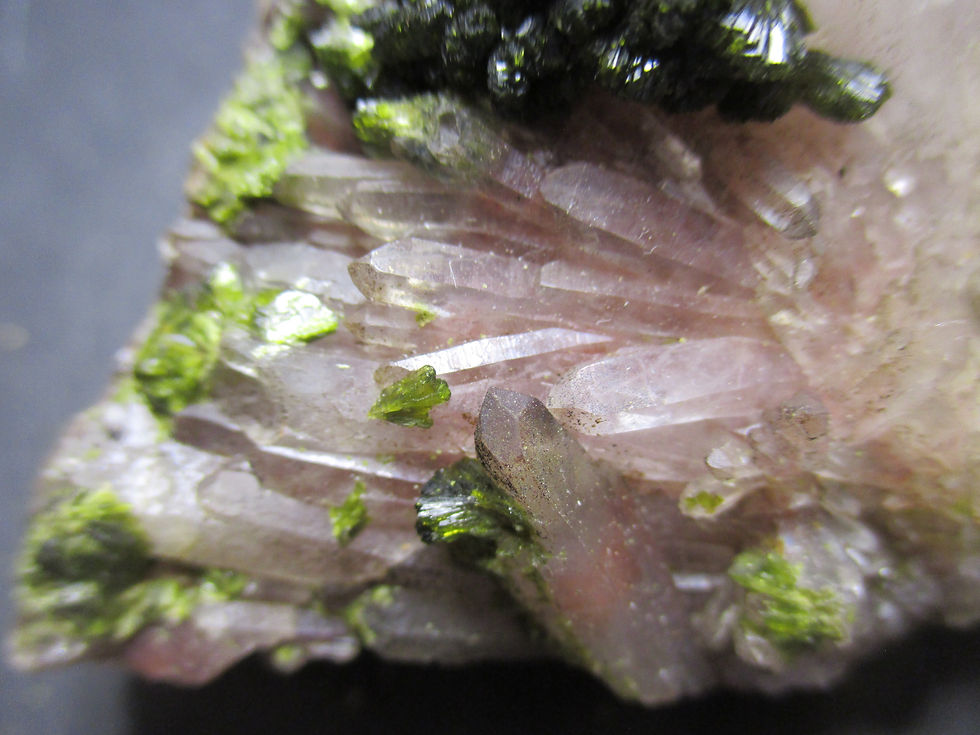 Miniature : Epidote sur Quartz, Imilchil, Maroc.