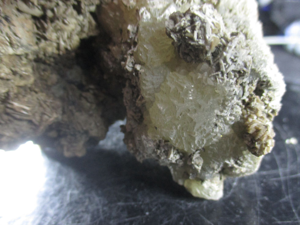 Miniature : Calcite, Mont-St-Hilaire