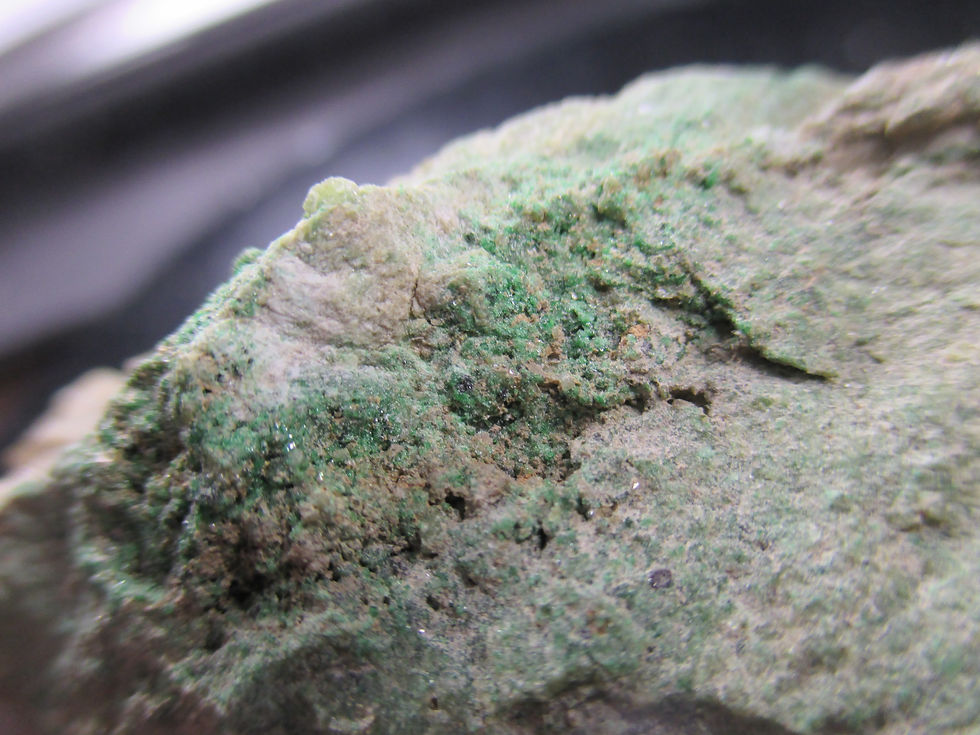 Miniature : Grenat Grossulaire et Calcite sur Diopside massif, Mine Orford Nickel