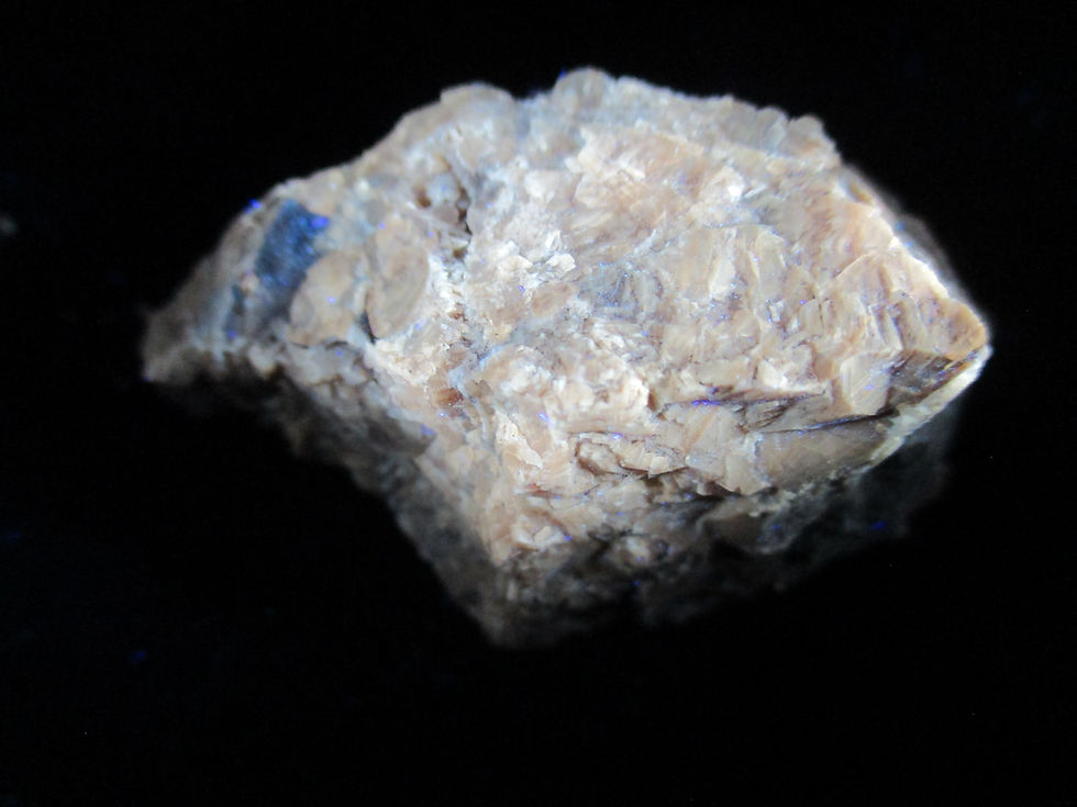 Miniature : Calcite (fluorescente), Carrière PCM, St-Cyrille-de-Wendover