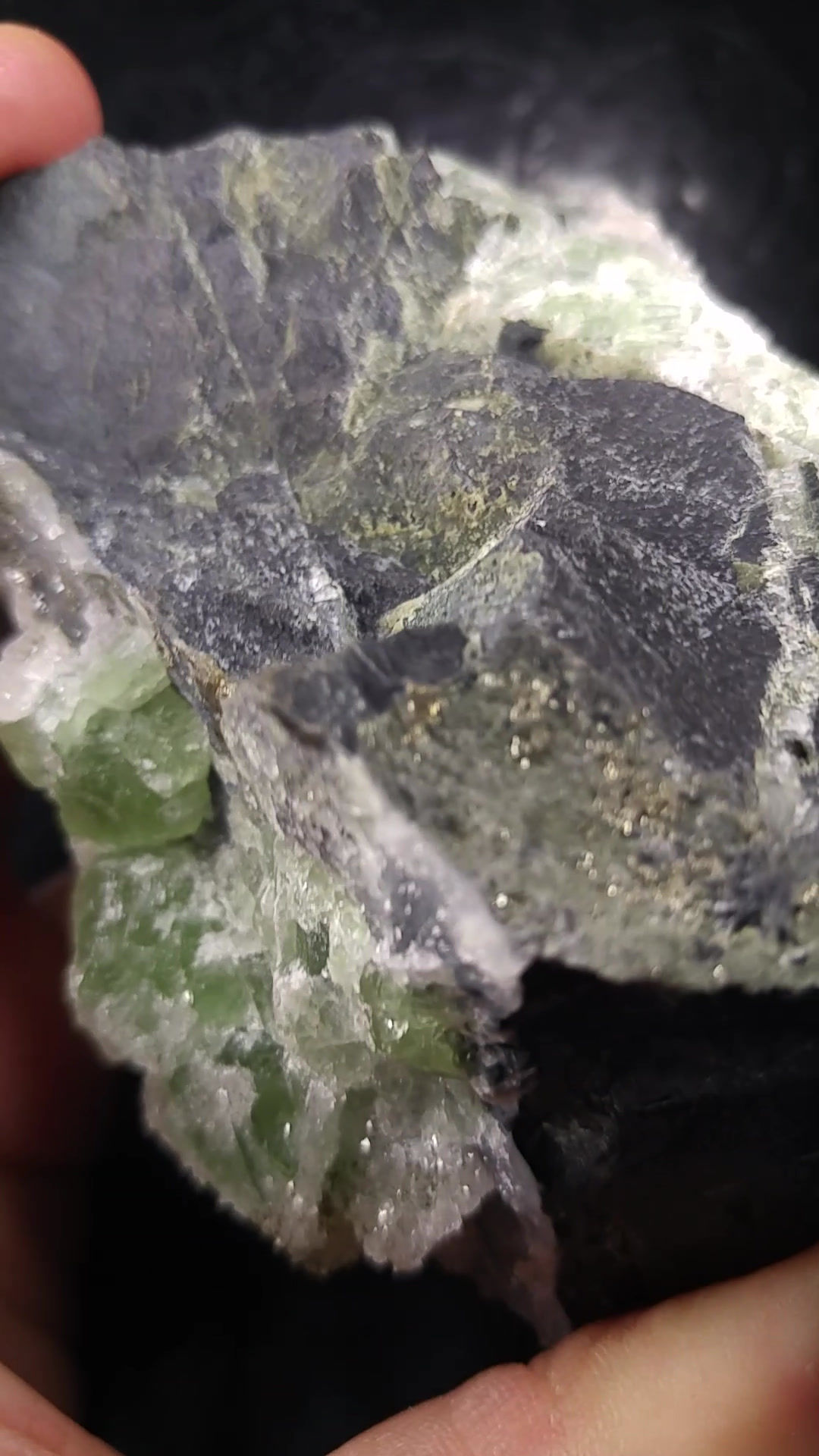 Calcite et Pyrite sur Quartz sur Fluorite (fluorescente bleue), El Hammam, Maroc