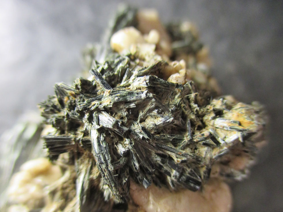 Miniature : Actinolite sur Orthose, Imilchil, Maroc