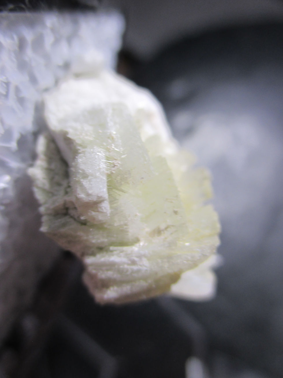 Miniature : Pectolite et Aragonite, Mine Jeffrey, Asbestos, Québec