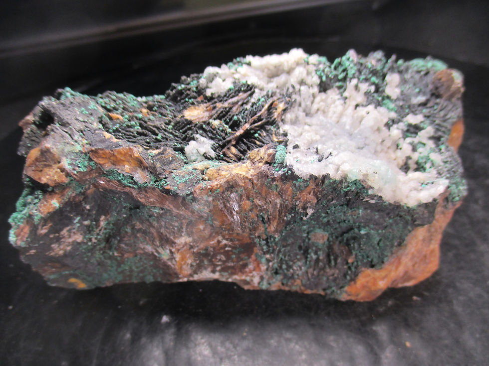 Miniature : Calcite et Chrysocolle sur Goethite et Baryte, Sidi Ayade, Maroc
