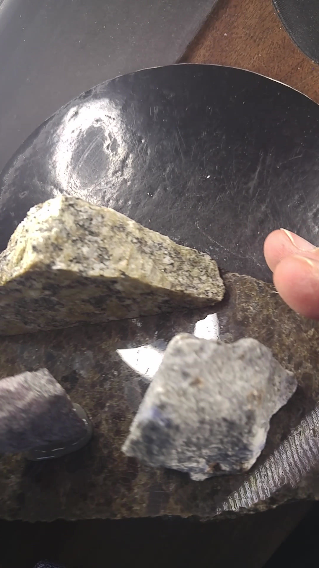 Sodalite, Sodalite var. Hackmanite et Wilsonite sur support, MSH et Montauban