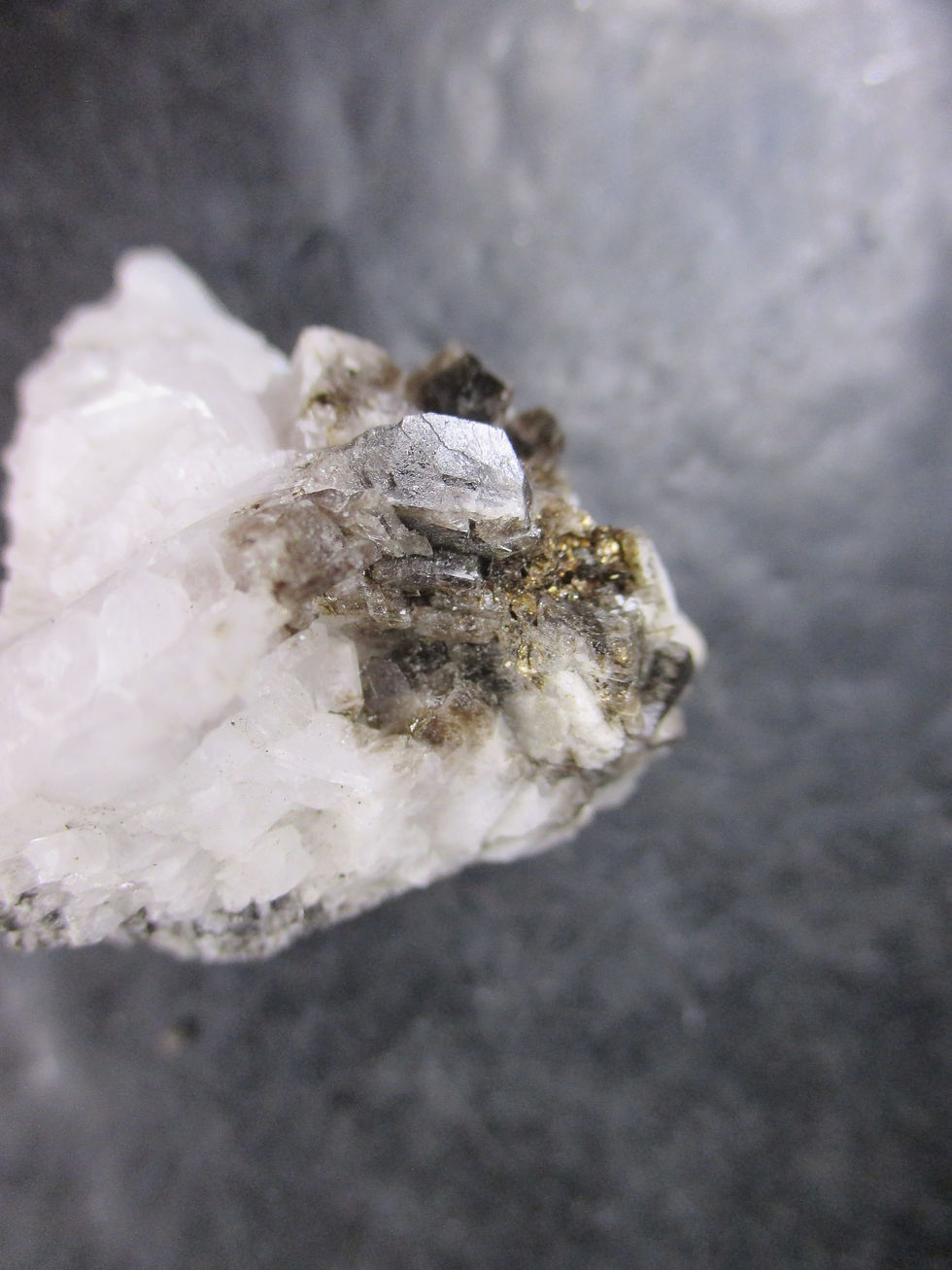 Miniature : Albite, Carrière du rang 15, St-Pierre-de-Broughton, Québec