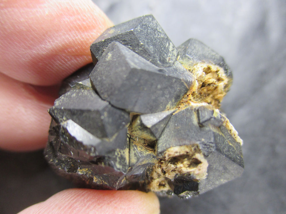 Miniature : Melanite (Grenat noir de type Andradite), Imilchil, Maroc