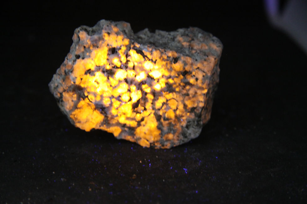 Miniature : Sodalite, Mont-St-Hilaire (MSH)