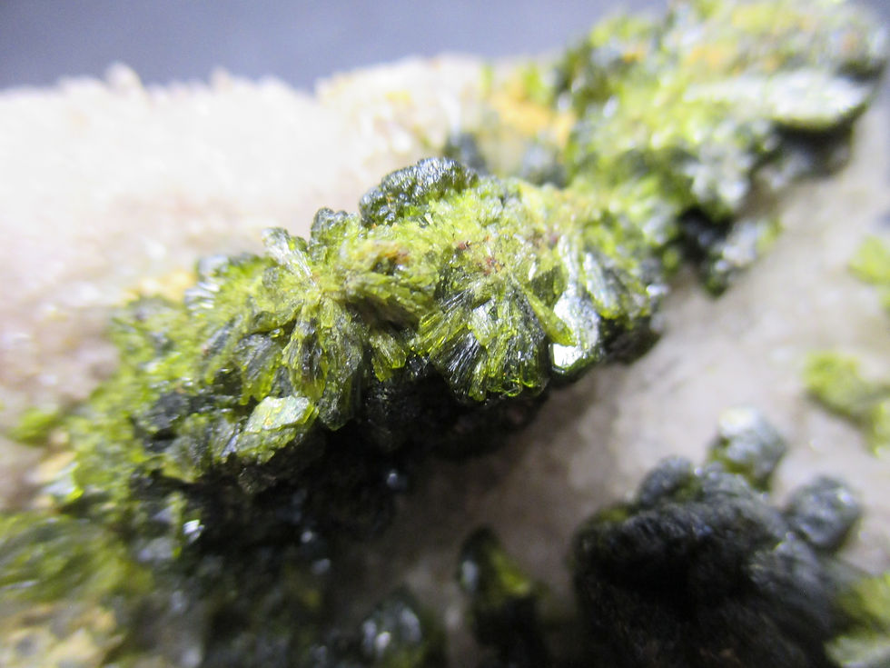 Miniature : Epidote sur Quartz, Imilchil, Maroc.