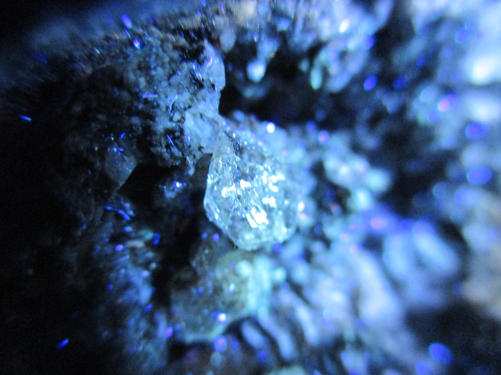 Miniature : Quartz "diamant" (biterminé) sur matrice et Calcite, Cap-diamant, Quebec