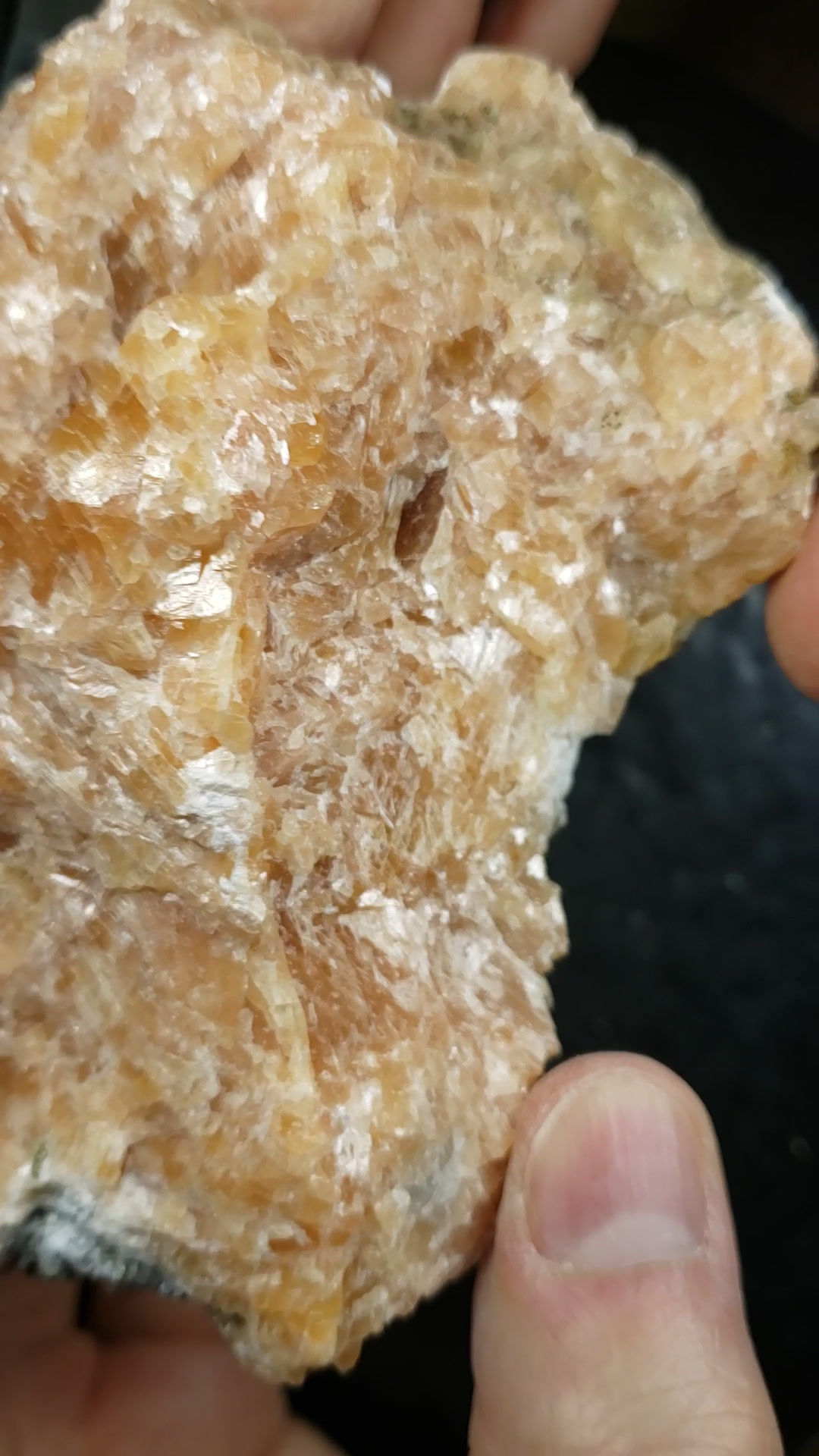 Apatite sur Calcite orange, Mine Yates, Outaouais, Québec