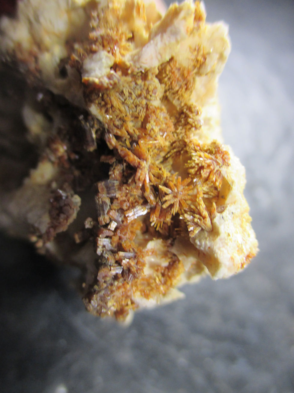 Miniature : Vanadinites en aiguille, Mibladen, Maroc