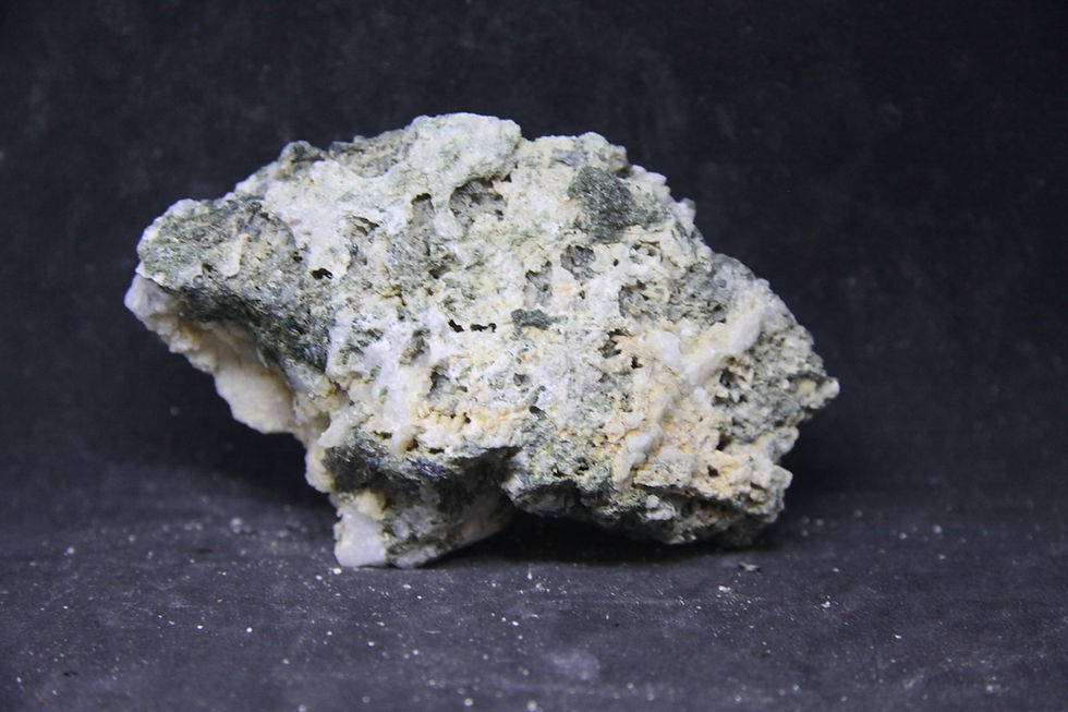 Miniature : Epidote sur Quartz, Carrière Sintra, Danville,  Québec