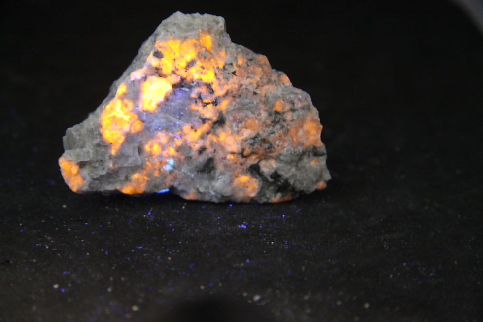 Miniature : Sodalite, Mont-St-Hilaire (MSH)