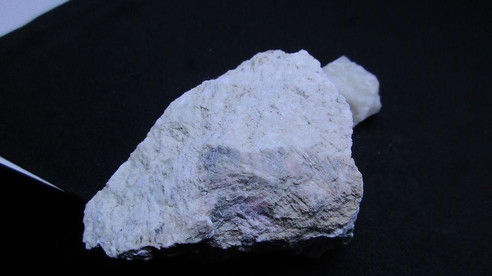 Miniature : Thulite cristallisée - Thulite with cristals / Mine Jeffrey / Asbestos