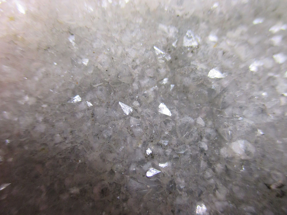 Miniature : Calcite et Pyrite sur Quartz sur Fluorite (fluorescente bleue), El Hammam, Maroc