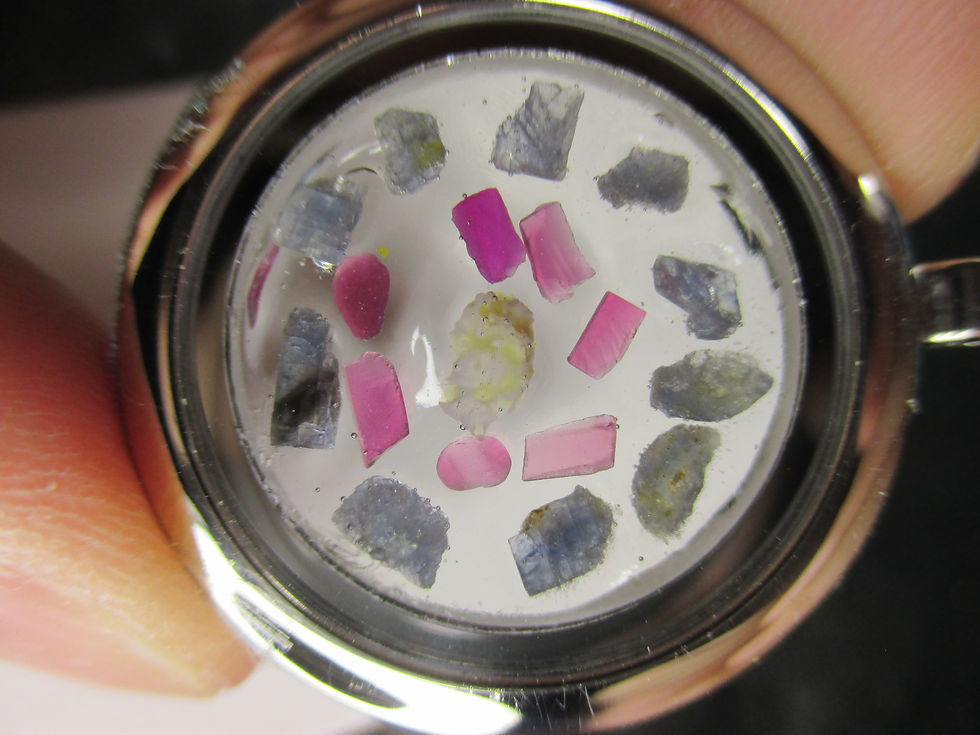 Miniature : Pendentif disque, Serpentine jaune, Rubis et Saphir
