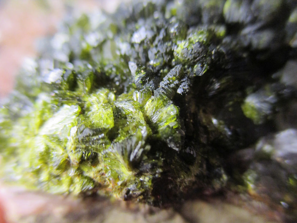 Miniature : Epidote sur Quartz, Imilchil, Maroc.