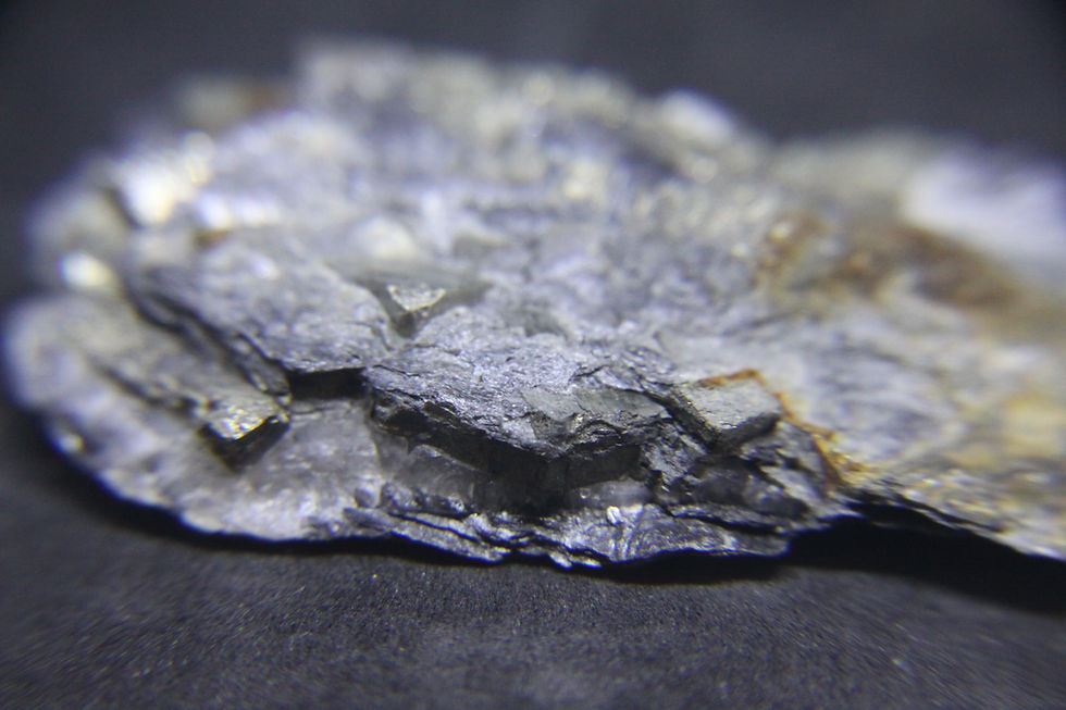 Miniature : Pyrite, cristaux cubiques en matrice