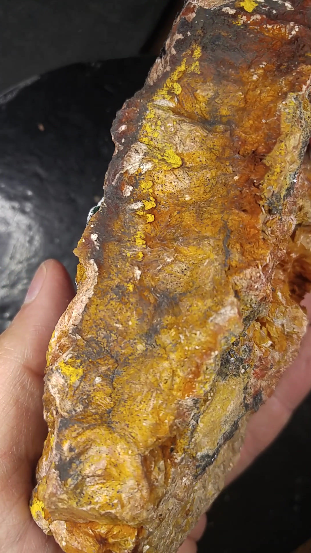 Calcite et Chrysocolle sur Goethite et Baryte, Sidi Ayade, Maroc