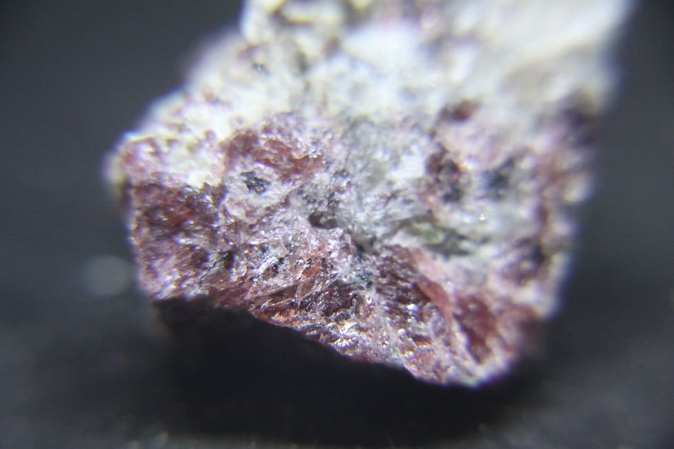 Miniature : Eudyalite, Aggrélite et Amphibole, Complexe Kipawa