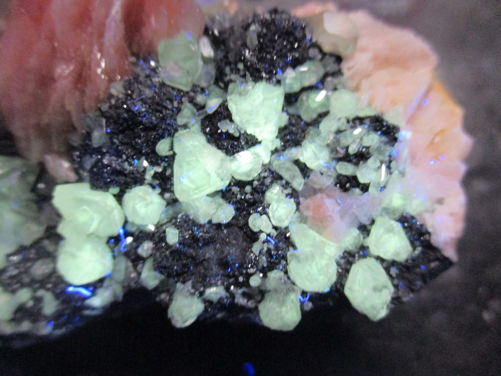 Miniature : Cerusite (fluorescente jaune) et Baryte sur Galène, Mibladen, Maroc