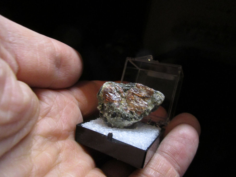 Miniature : Grenat Almandin / Mine Barton / North River, New-York / U.S.A.